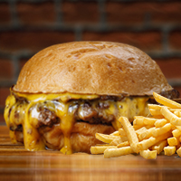 Cheese Burger Simple + Papas Fritas